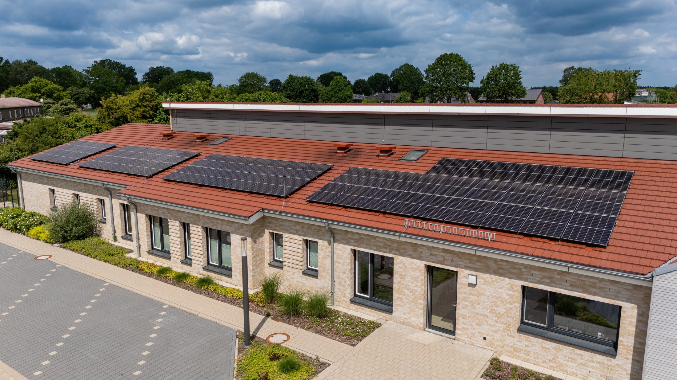 Kita Kleines Senfkorn Visbek — Dach mit Solaranlage