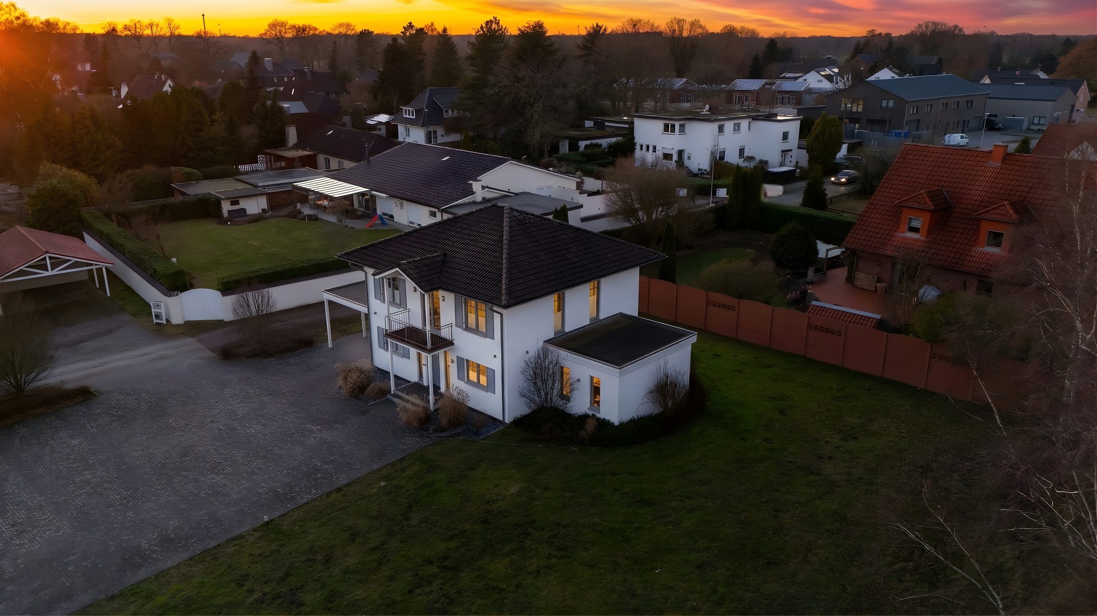 Moderne Stadtvilla Poggenburg in der Abenddämmerung — Luftaufnahme
